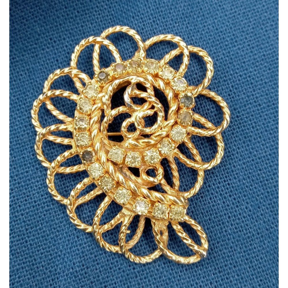 Vintage Brooch Pin Nautilus Rhinestone Gold Tone Swirl Cornucopia Filigree 2"